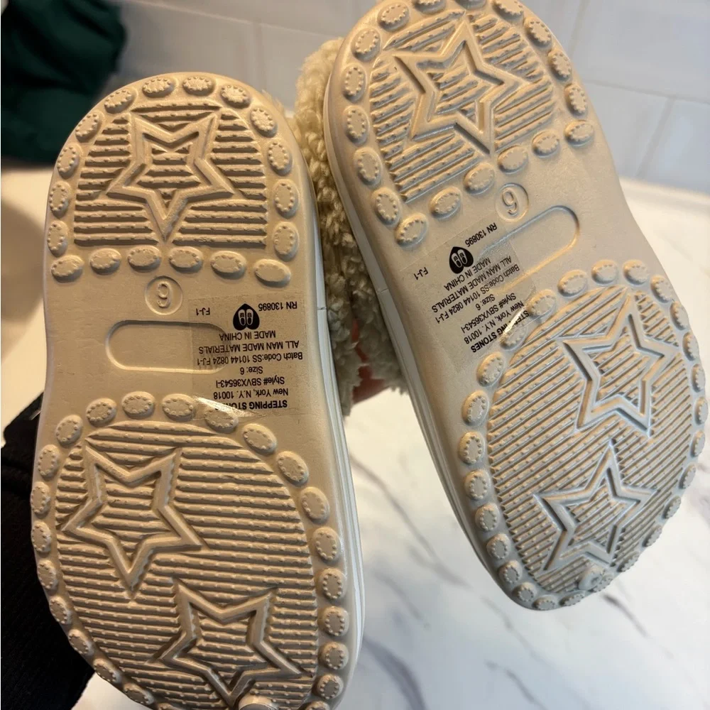 Crocs style tan‎ color Kids slippers Shoes. SIZE 6. NEW WITH TAGS